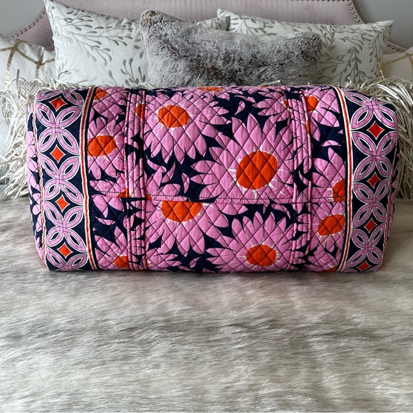 VERA BRADLEY Love Me… Large Duffle Bag 2 Handles Zip Top Pink Blue Daisies 2010 - Picture 9 of 12